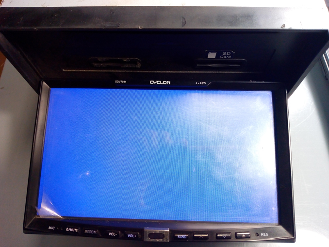 Ремонт автомагнитолы Cyclon CDV7011 с неисправностью синий экран
