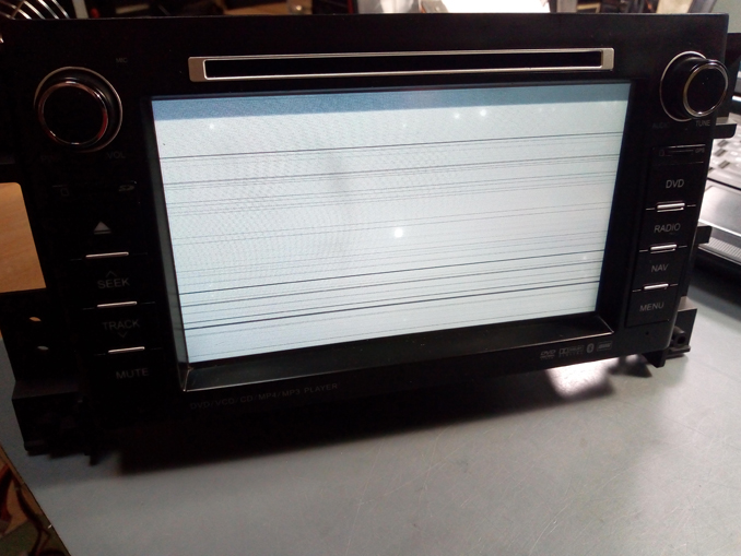 Серый экран в полоску автомагнитолы Suzuki Grand Vitara. Ремонт Phantom DVM-3004G Hdi