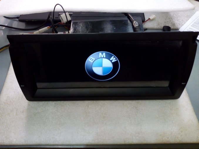 Ремонт автомагнитолы BMW X3. Черный экран, звук есть